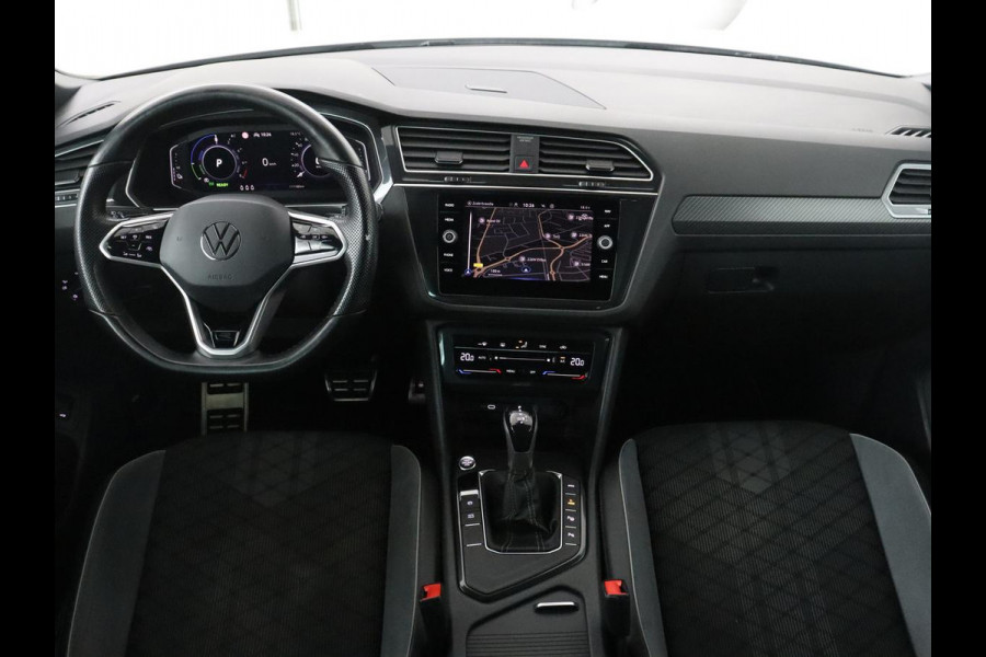 Volkswagen Tiguan 1.5 eHybrid Edition 20 SOH 93,3 % | R-Line | Trekhaak | LED | Camera | Apple Carplay |