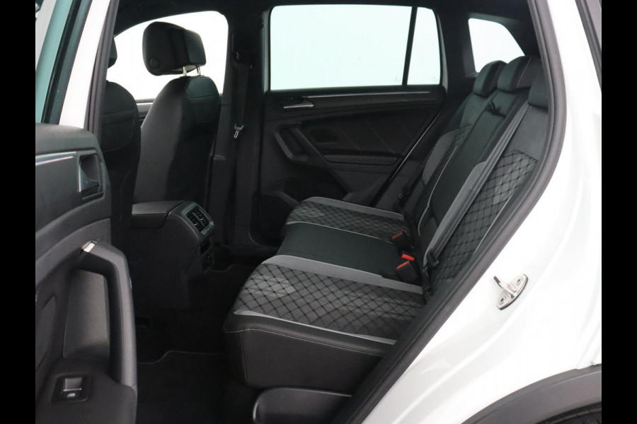 Volkswagen Tiguan 1.5 eHybrid Edition 20 SOH 93,3 % | R-Line | Trekhaak | LED | Camera | Apple Carplay |
