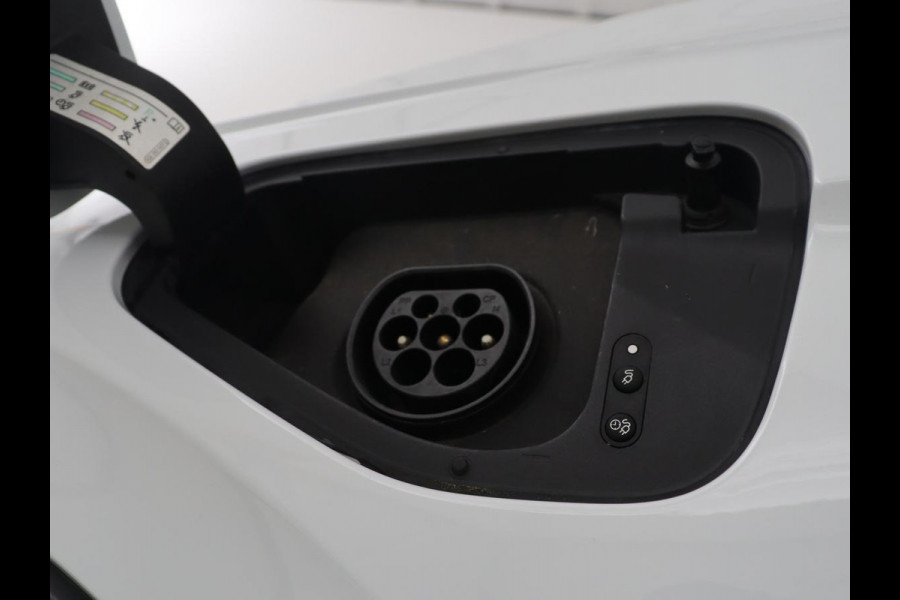 Volkswagen Tiguan 1.5 eHybrid Edition 20 SOH 93,3 % | R-Line | Trekhaak | LED | Camera | Apple Carplay |