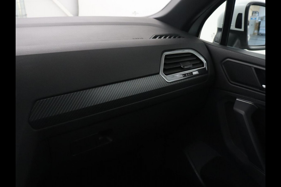 Volkswagen Tiguan 1.5 eHybrid Edition 20 SOH 93,3 % | R-Line | Trekhaak | LED | Camera | Apple Carplay |