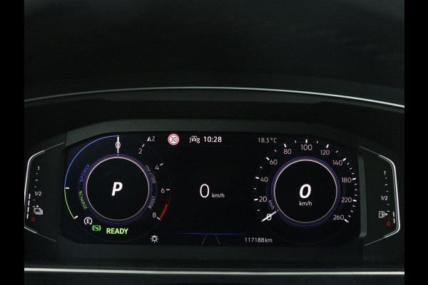 Volkswagen Tiguan 1.5 eHybrid Edition 20 SOH 93,3 % | R-Line | Trekhaak | LED | Camera | Apple Carplay |