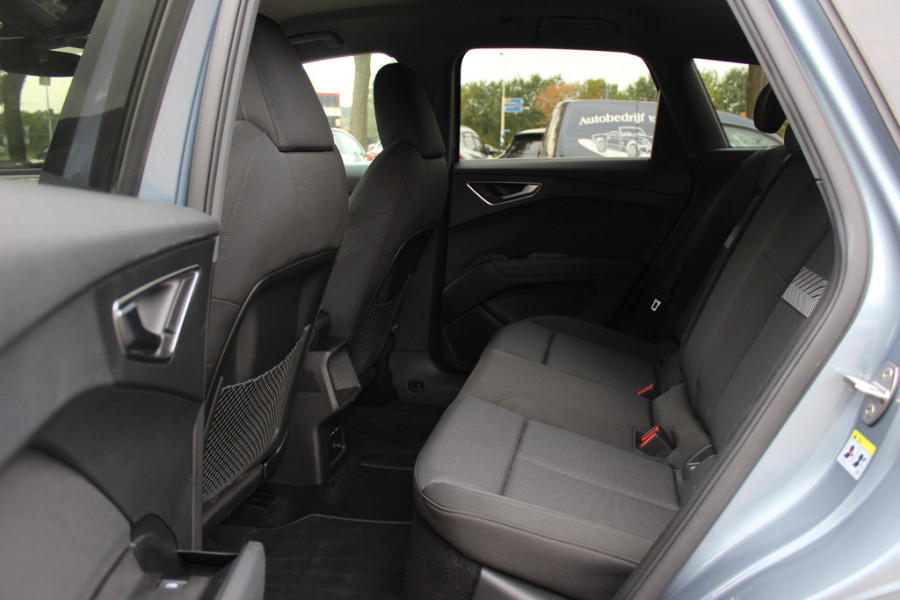 Audi Q4 e-tron 40 Launch edition Advanced Plus 77 kWh / Trekhaak / Panoramadak / Camera / Sonos Audio / Keyless / 21'' / Matrix LED / Stoelverwarming / Dodehoek / DAB / ACC