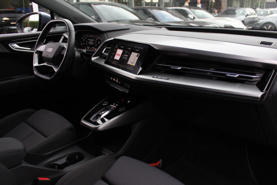 Audi Q4 e-tron 40 Launch edition Advanced Plus 77 kWh / Trekhaak / Panoramadak / Camera / Sonos Audio / Keyless / 21'' / Matrix LED / Stoelverwarming / Dodehoek / DAB / ACC