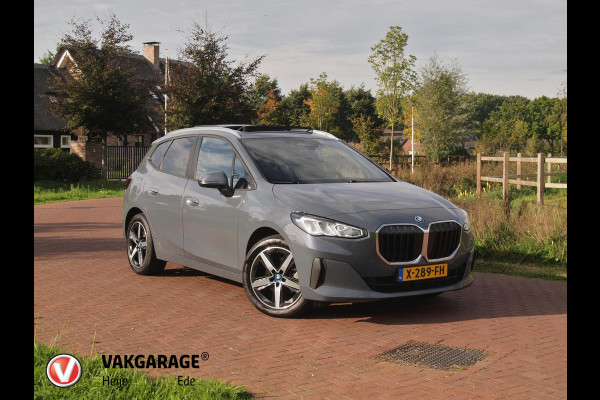 BMW 2 Serie Active Tourer 225e xDrive | Panoramadak | Harman Kardon | Camera| Sfeerverlichting | NL-Auto |