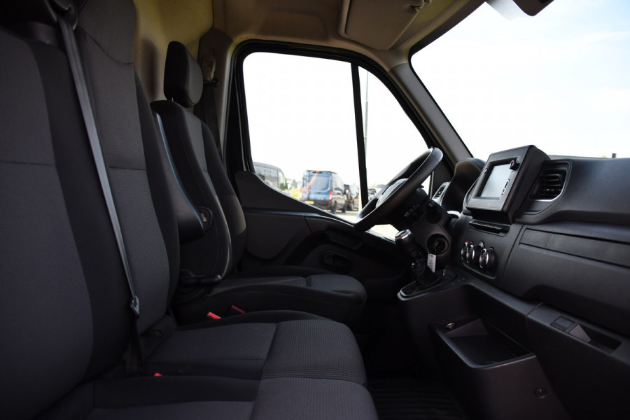 Renault Master T33 2.3 dCi 135 L2H2 Camera, Cruise, LED, Multimedia, Trekhaak, 135pk, NAVI, Betimmering, Uniek!