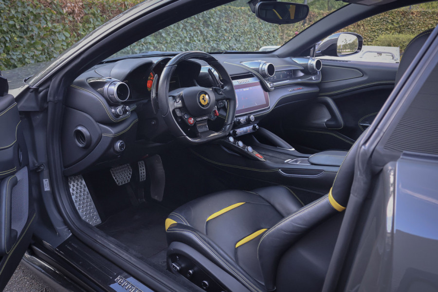 Ferrari GTC4Lusso T 3.9 V8 NOVITEC | KERAMISCH | CARBON EXTERIOR & INTERIOR | FULL SERVICE | PASSENGER DISPLAY | CAMERA | FRONTLIFT |