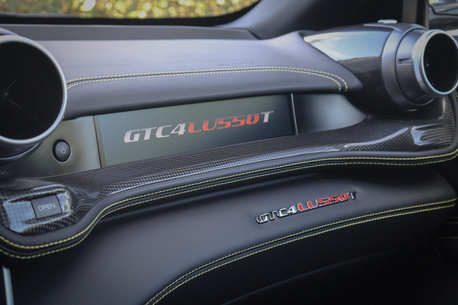 Ferrari GTC4Lusso T 3.9 V8 NOVITEC | KERAMISCH | CARBON EXTERIOR & INTERIOR | FULL SERVICE | PASSENGER DISPLAY | CAMERA | FRONTLIFT |