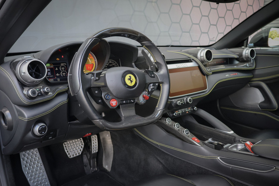 Ferrari GTC4Lusso T 3.9 V8 NOVITEC | KERAMISCH | CARBON EXTERIOR & INTERIOR | FULL SERVICE | PASSENGER DISPLAY | CAMERA | FRONTLIFT |