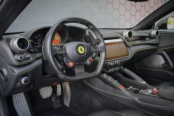 Ferrari GTC4Lusso T 3.9 V8 NOVITEC | KERAMISCH | CARBON EXTERIOR & INTERIOR | FULL SERVICE | PASSENGER DISPLAY | CAMERA | FRONTLIFT |