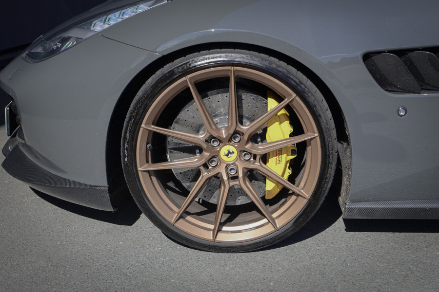 Ferrari GTC4Lusso T 3.9 V8 NOVITEC | KERAMISCH | CARBON EXTERIOR & INTERIOR | FULL SERVICE | PASSENGER DISPLAY | CAMERA | FRONTLIFT |