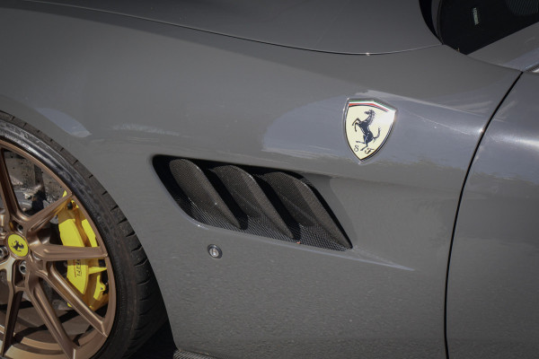 Ferrari GTC4Lusso T 3.9 V8 NOVITEC | KERAMISCH | CARBON EXTERIOR & INTERIOR | FULL SERVICE | PASSENGER DISPLAY | CAMERA | FRONTLIFT |
