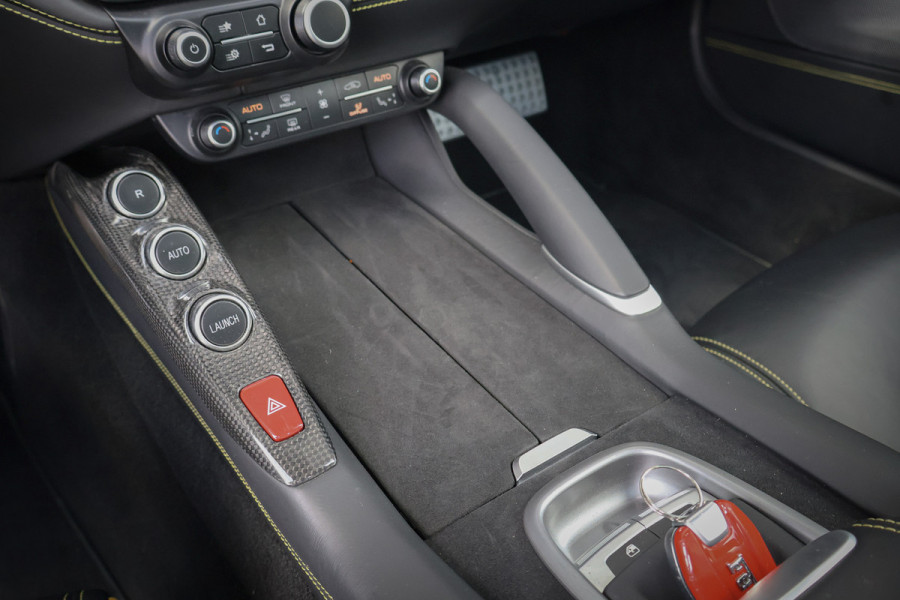 Ferrari GTC4Lusso T 3.9 V8 NOVITEC | KERAMISCH | CARBON EXTERIOR & INTERIOR | FULL SERVICE | PASSENGER DISPLAY | CAMERA | FRONTLIFT |