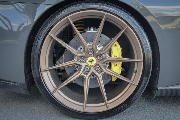 Ferrari GTC4Lusso T 3.9 V8 NOVITEC | KERAMISCH | CARBON EXTERIOR & INTERIOR | FULL SERVICE | PASSENGER DISPLAY | CAMERA | FRONTLIFT |
