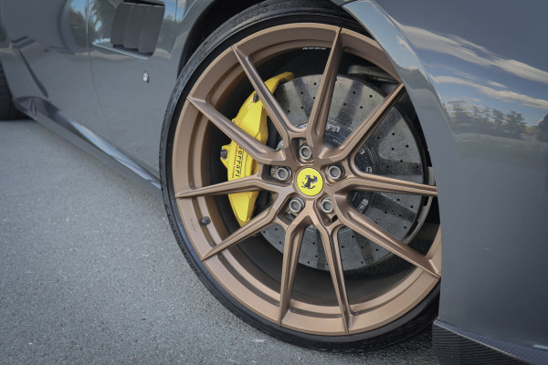 Ferrari GTC4Lusso T 3.9 V8 NOVITEC | KERAMISCH | CARBON EXTERIOR & INTERIOR | FULL SERVICE | PASSENGER DISPLAY | CAMERA | FRONTLIFT |