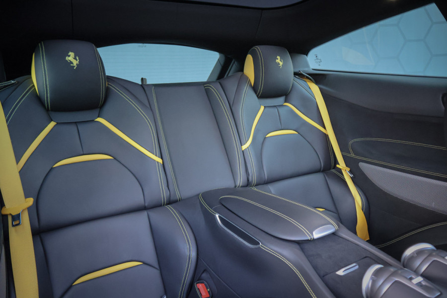 Ferrari GTC4Lusso T 3.9 V8 NOVITEC | KERAMISCH | CARBON EXTERIOR & INTERIOR | FULL SERVICE | PASSENGER DISPLAY | CAMERA | FRONTLIFT |
