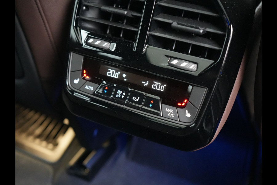 BMW iX xDrive40 Excellence 77 kWh 327pk | SOH 96,9% | Trekhaak Af Fabriek | Panodak Sky Lounge | Adaptive Cruise | Head Up | 360 Camera | Harman / Kardon | Lederen Sportstoelen & Stuur Verwarmd | Sfeerverlichting | BLIS | Keyless |