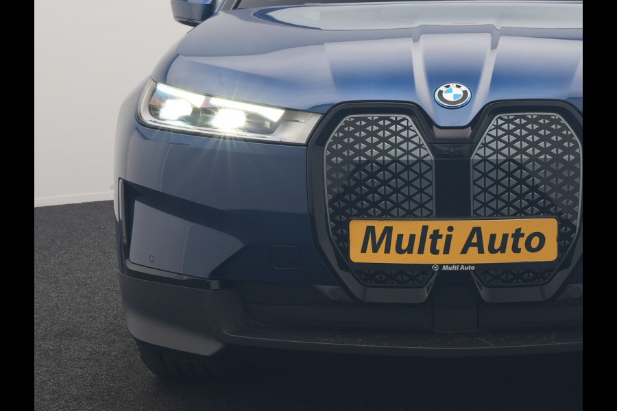 BMW iX xDrive40 Excellence 77 kWh 327pk | SOH 96,9% | Trekhaak Af Fabriek | Panodak Sky Lounge | Adaptive Cruise | Head Up | 360 Camera | Harman / Kardon | Lederen Sportstoelen & Stuur Verwarmd | Sfeerverlichting | BLIS | Keyless |