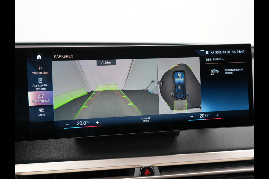 BMW iX xDrive40 Excellence 77 kWh 327pk | SOH 96,9% | Trekhaak Af Fabriek | Panodak Sky Lounge | Adaptive Cruise | Head Up | 360 Camera | Harman / Kardon | Lederen Sportstoelen & Stuur Verwarmd | Sfeerverlichting | BLIS | Keyless |
