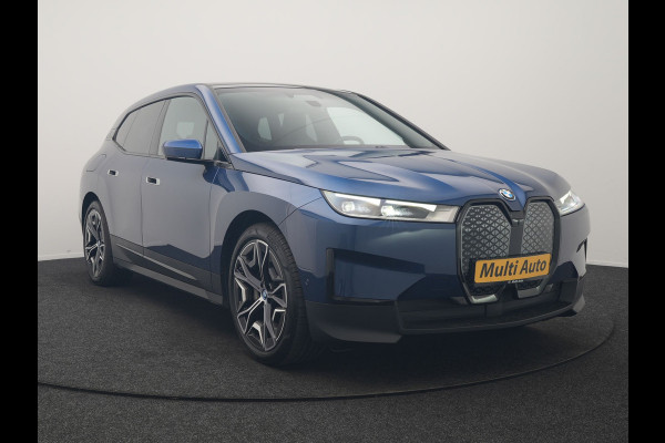 BMW iX xDrive40 Excellence 77 kWh 327pk | SOH 96,9% | Trekhaak Af Fabriek | Panodak Sky Lounge | Adaptive Cruise | Head Up | 360 Camera | Harman / Kardon | Lederen Sportstoelen & Stuur Verwarmd | Sfeerverlichting | BLIS | Keyless |
