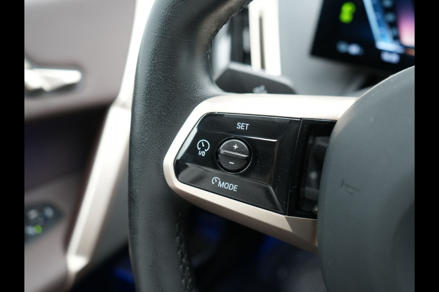 BMW iX xDrive40 Excellence 77 kWh 327pk | SOH 96,9% | Trekhaak Af Fabriek | Panodak Sky Lounge | Adaptive Cruise | Head Up | 360 Camera | Harman / Kardon | Lederen Sportstoelen & Stuur Verwarmd | Sfeerverlichting | BLIS | Keyless |