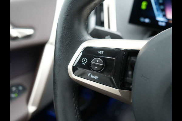 BMW iX xDrive40 Excellence 77 kWh 327pk | SOH 96,9% | Trekhaak Af Fabriek | Panodak Sky Lounge | Adaptive Cruise | Head Up | 360 Camera | Harman / Kardon | Lederen Sportstoelen & Stuur Verwarmd | Sfeerverlichting | BLIS | Keyless |