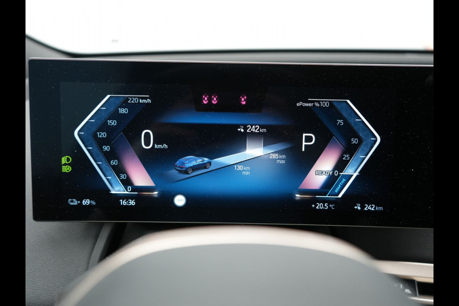 BMW iX xDrive40 Excellence 77 kWh 327pk | SOH 96,9% | Trekhaak Af Fabriek | Panodak Sky Lounge | Adaptive Cruise | Head Up | 360 Camera | Harman / Kardon | Lederen Sportstoelen & Stuur Verwarmd | Sfeerverlichting | BLIS | Keyless |