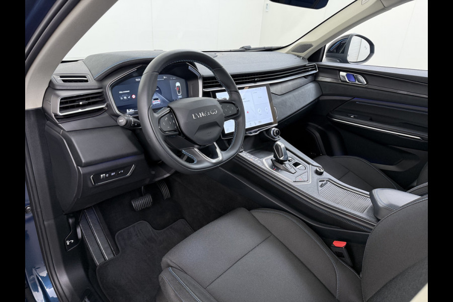 Lynk & Co 01 PHEV AUT-7 261pk Pano-Schuifdak Trekhaak Lmv 20" 360°Camera Apple Carplay Android Auto Adap.Cruise Navi Pdc Ecc Keyless Led Plug Elek.Memory.Stoel File assistent Dodehoek detector Elektrisch bedienbare achterklep Rijstrooksensor Wifi Verkeersbord detectie 425Nm koppel 3,7kw laadvermogen 1.800kg Trekvermogen