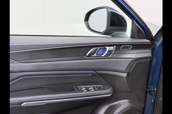 Lynk & Co 01 PHEV AUT-7 261pk Pano-Schuifdak Trekhaak Lmv 20" 360°Camera Apple Carplay Android Auto Adap.Cruise Navi Pdc Ecc Keyless Led Plug Elek.Memory.Stoel File assistent Dodehoek detector Elektrisch bedienbare achterklep Rijstrooksensor Wifi Verkeersbord detectie 425Nm koppel 3,7kw laadvermogen 1.800kg Trekvermogen