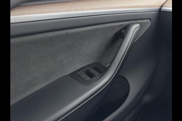 Tesla Model Y Long Range AWD 75 kWh (3-Fase-11kW) {SoH-87%} (INCL-BTW) Aut. *PANO | AUTO-PILOT | LEATHER | NAVI-FULLMAP | MATRIX-LED | KEYLESS | CAMERA | DAB+ | HEATED-COMFORTSEATS | PRIVACYGLASS | TOPVIEW | 20''ALU*