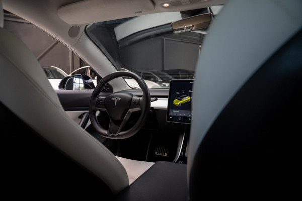Tesla Model 3 Long Range AWD 75 kWh Panodak Leder 360° ACC Climate Stuur- & Stoelverwarming voor & achter LM velgen PDC Elektr. achterklep Elektr. verst. stuurwiel Elektr. verstelb. stoelen BTW auto