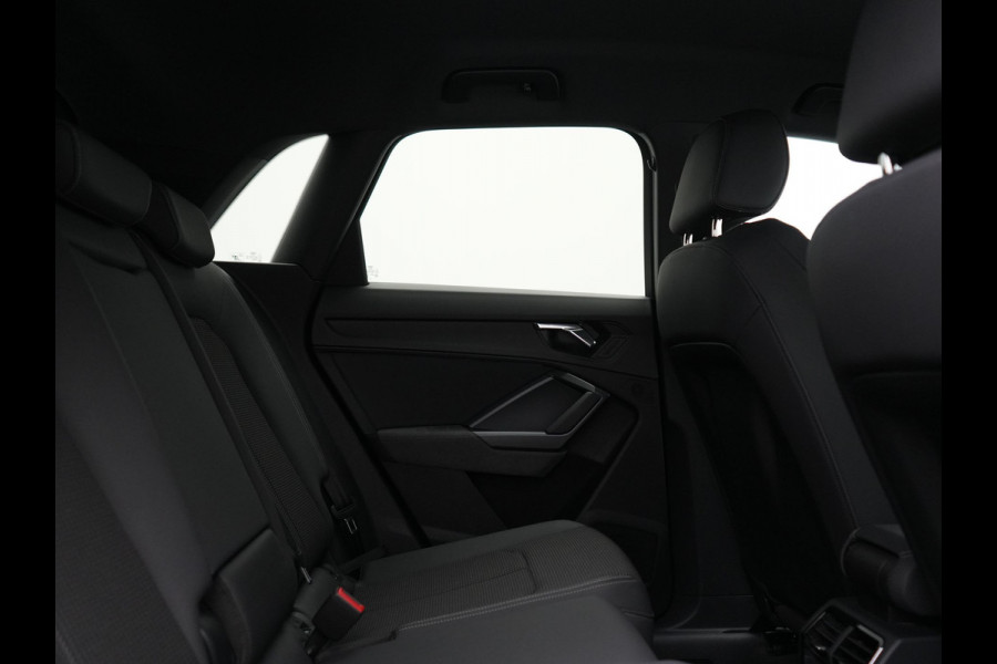 Audi Q3 35 TFSI S Line Pro Line S 150pk | Trekhaak | Cruise Control | Sportstoelen Verwarmd | Blis | DAB | Navigatie | 19"L.M