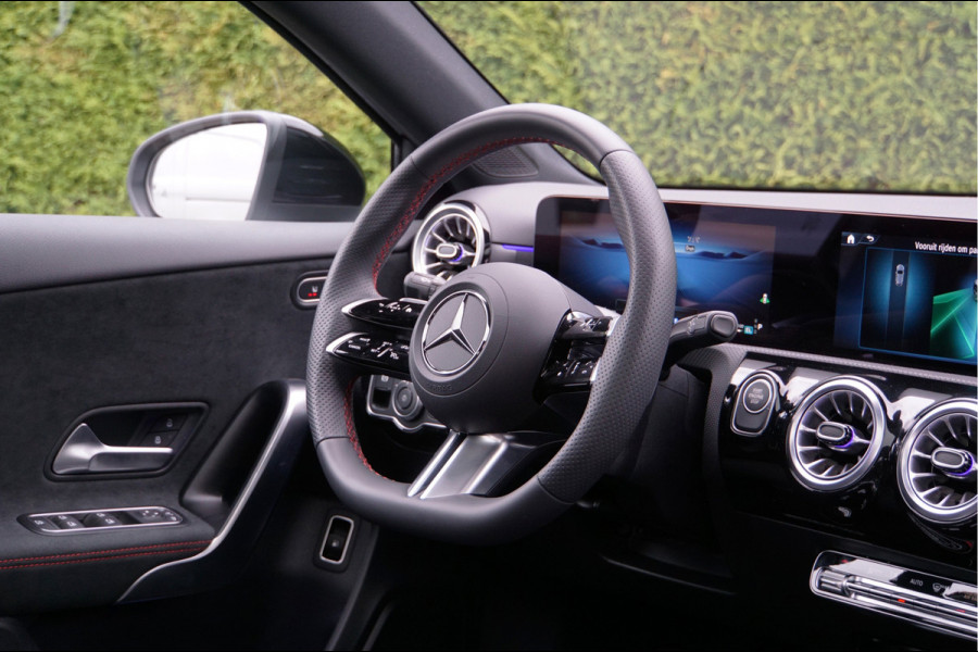 Mercedes-Benz A-Klasse A 250 e AMG Line Night Facelift | Pano Carplay Distronic Sfeer