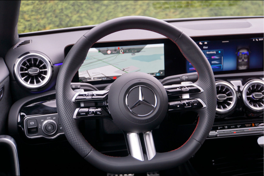 Mercedes-Benz A-Klasse A 250 e AMG Line Night Facelift | Pano Carplay Distronic Sfeer