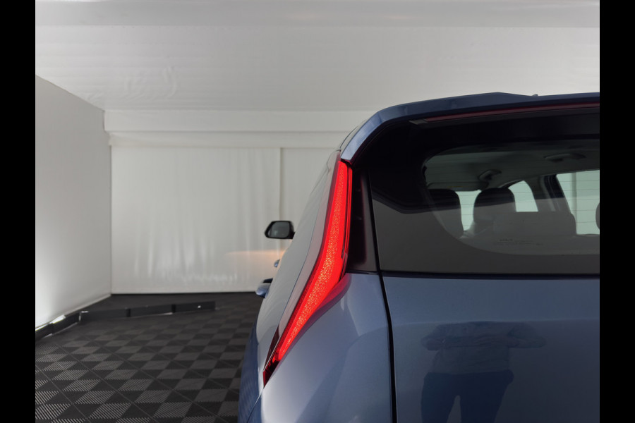 Kia Niro EV DynamicLine 64.8 kWh [3-Fase-11kW] {SoH-99%} (INCL-BTW) Aut. *LEATHER-FABRIC | ADAPTIVE-CRUISE | NAVI-FULLMAP | LANE-ASSIST | DIGI-COCKPIT | KEYLESS | CAMERA | DAB | COMFORTSEATS | SHIFTPADDLES | ECC | PDC | CARPLAY | 17''ALU*