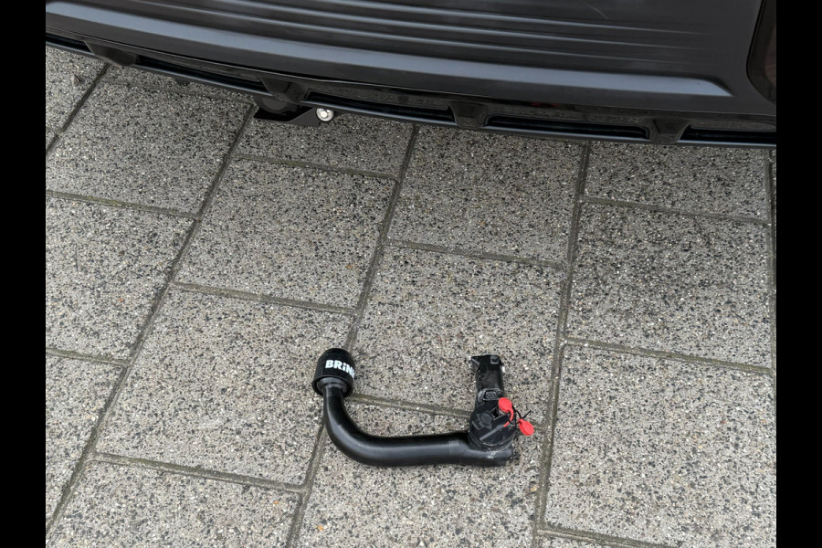 Lynk & Co 01 1.5 Trekhaak l Pano l NAVI l Camera l Zwarte Hemel