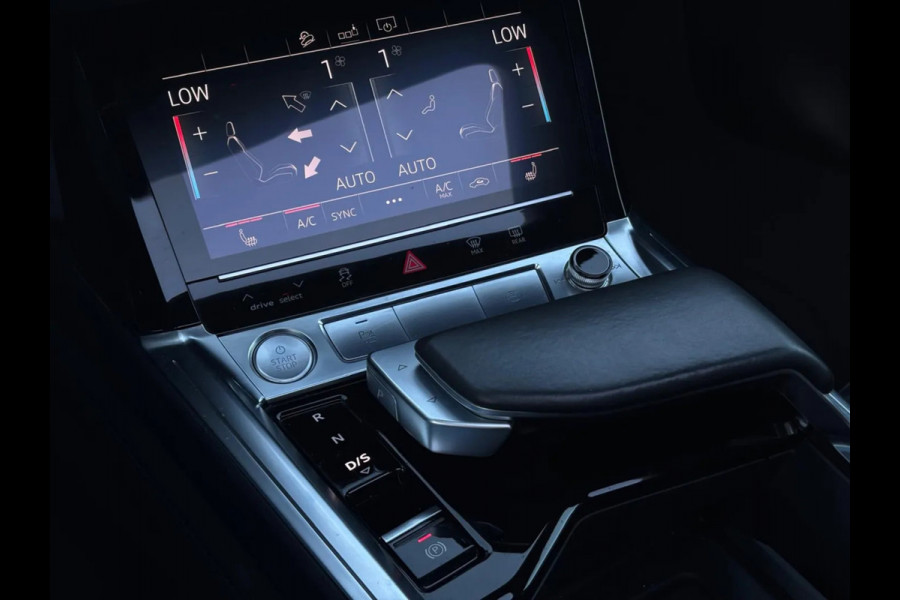 Audi e-tron E-tron 55 quattro 95 kWh (Goed OndH, Panorama, Carplay, Trekhaak, Lane Assist, StoelV, Camera, Addapt Cruise, Etc)