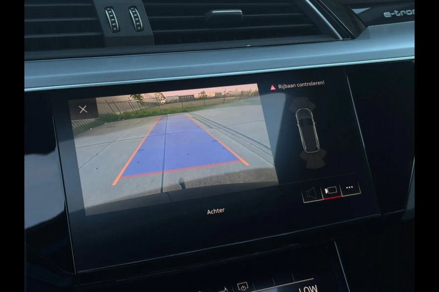 Audi e-tron E-tron 55 quattro 95 kWh (Goed OndH, Panorama, Carplay, Trekhaak, Lane Assist, StoelV, Camera, Addapt Cruise, Etc)