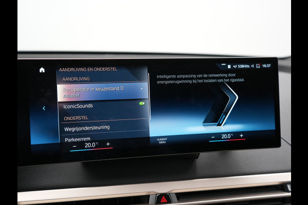 BMW iX xDrive40 Excellence 77 kWh 327pk | SOH 96,9% | Trekhaak Af Fabriek | Panodak Sky Lounge | Adaptive Cruise | Head Up | 360 Camera | Harman / Kardon | Lederen Sportstoelen & Stuur Verwarmd | Sfeerverlichting | BLIS | Keyless |