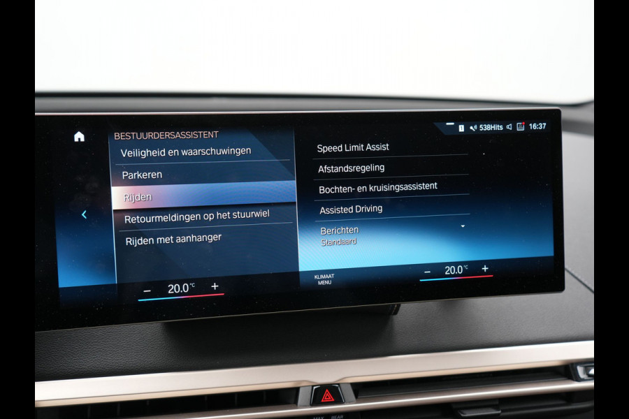 BMW iX xDrive40 Excellence 77 kWh 327pk | SOH 96,9% | Trekhaak Af Fabriek | Panodak Sky Lounge | Adaptive Cruise | Head Up | 360 Camera | Harman / Kardon | Lederen Sportstoelen & Stuur Verwarmd | Sfeerverlichting | BLIS | Keyless |