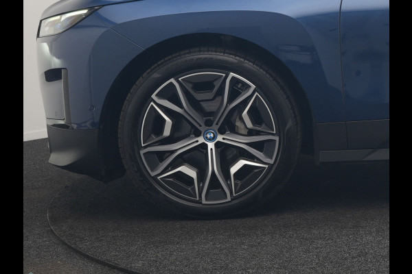 BMW iX xDrive40 Excellence 77 kWh 327pk | SOH 96,9% | Trekhaak Af Fabriek | Panodak Sky Lounge | Adaptive Cruise | Head Up | 360 Camera | Harman / Kardon | Lederen Sportstoelen & Stuur Verwarmd | Sfeerverlichting | BLIS | Keyless |