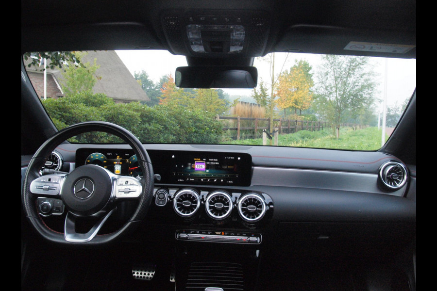 Mercedes-Benz CLA-Klasse Shooting Brake 200 Business Solution AMG | Panoramadak | Elektrisch verstelbare stoel(en) | Matrix LED koplampen | NL-Auto |