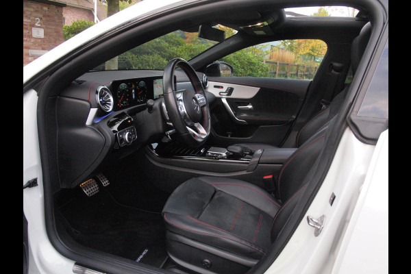 Mercedes-Benz CLA-Klasse Shooting Brake 200 Business Solution AMG | Panoramadak | Elektrisch verstelbare stoel(en) | Matrix LED koplampen | NL-Auto |