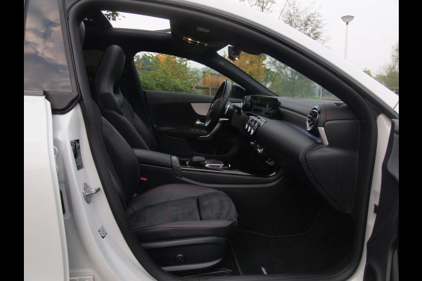 Mercedes-Benz CLA-Klasse Shooting Brake 200 Business Solution AMG | Panoramadak | Elektrisch verstelbare stoel(en) | Matrix LED koplampen | NL-Auto |