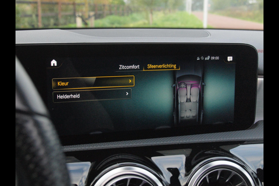 Mercedes-Benz CLA-Klasse Shooting Brake 200 Business Solution AMG | Panoramadak | Elektrisch verstelbare stoel(en) | Matrix LED koplampen | NL-Auto |
