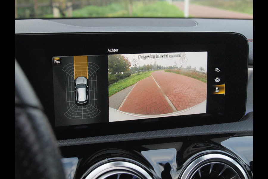 Mercedes-Benz CLA-Klasse Shooting Brake 200 Business Solution AMG | Panoramadak | Elektrisch verstelbare stoel(en) | Matrix LED koplampen | NL-Auto |
