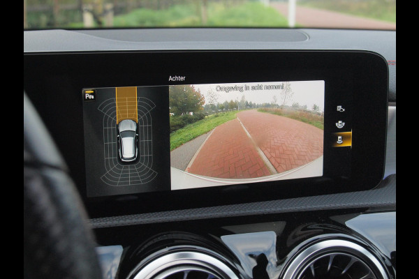 Mercedes-Benz CLA-Klasse Shooting Brake 200 Business Solution AMG | Panoramadak | Elektrisch verstelbare stoel(en) | Matrix LED koplampen | NL-Auto |