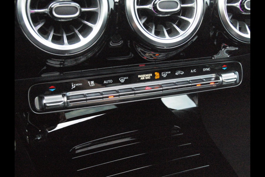 Mercedes-Benz CLA-Klasse Shooting Brake 200 Business Solution AMG | Panoramadak | Elektrisch verstelbare stoel(en) | Matrix LED koplampen | NL-Auto |