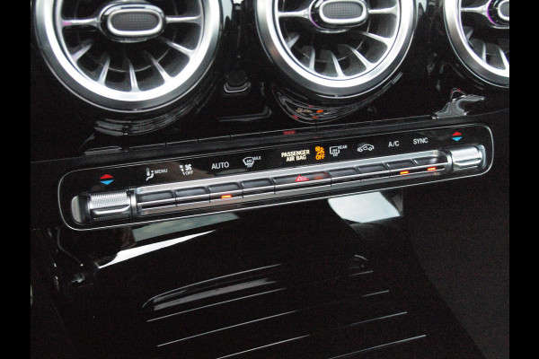 Mercedes-Benz CLA-Klasse Shooting Brake 200 Business Solution AMG | Panoramadak | Elektrisch verstelbare stoel(en) | Matrix LED koplampen | NL-Auto |