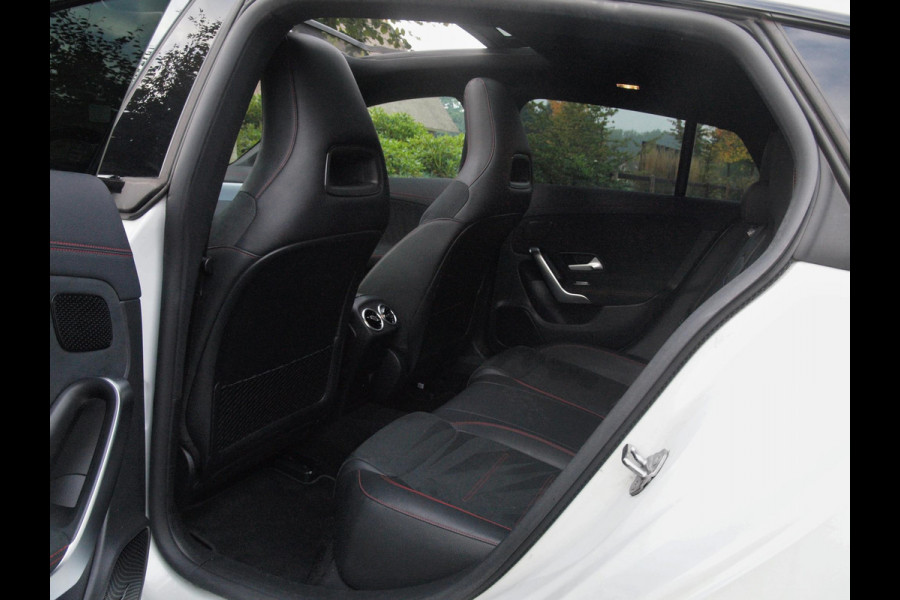 Mercedes-Benz CLA-Klasse Shooting Brake 200 Business Solution AMG | Panoramadak | Elektrisch verstelbare stoel(en) | Matrix LED koplampen | NL-Auto |