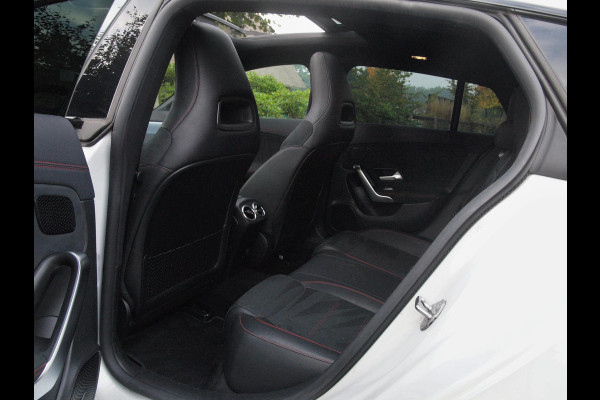 Mercedes-Benz CLA-Klasse Shooting Brake 200 Business Solution AMG | Panoramadak | Elektrisch verstelbare stoel(en) | Matrix LED koplampen | NL-Auto |